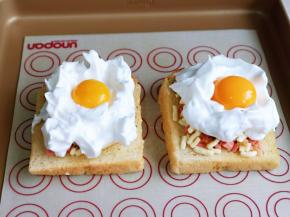 在蛋白中间挖个洞洞，小心把蛋黄倒入，如图。