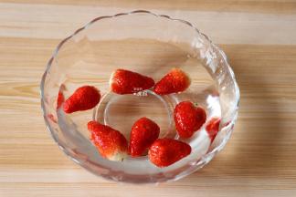 将草莓去蒂洗净放入淡盐水中浸泡5分钟；