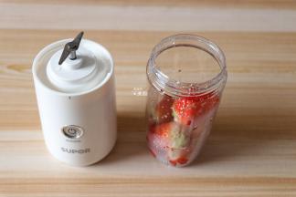 草莓捞出放进榨汁机搅拌杯里；