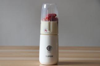 安装好榨汁机（将榨汁机底座倒立装在搅拌杯上，拧紧至对位点）；