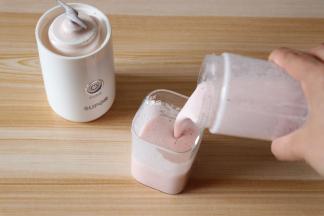 榨好后将机器倒置，拧开搅拌杯倒出果汁即可，如果是出门在外的话，直接对着搅拌杯喝就行了，很方便；