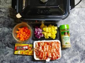 土豆、洋葱、红萝卜切粒