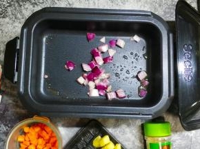 新思特多功能料理锅换上深盘，温度转2档放入少许油，锅热后先将洋葱炒香