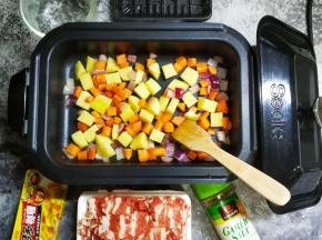 再倒入土豆、红萝卜粒炒均匀2分钟