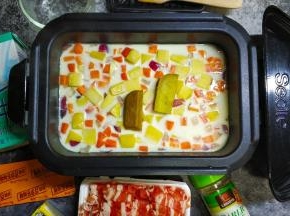 倒入牛奶或椰浆，放入咖喱块