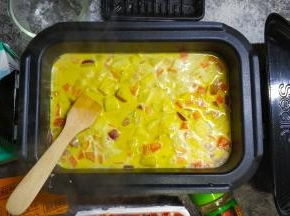 用木铲子将咖喱块慢慢搅溶化入牛奶里