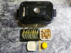 九节虾煎掉须、脚，其他材料准备好