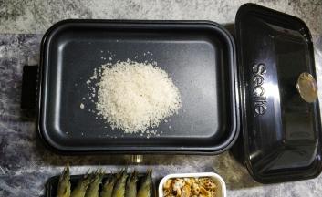 平盘里抹一层薄油，粗盐倒入新思特多功能料理锅里