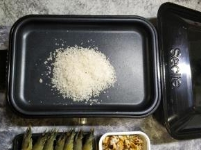 平盘里抹一层薄油，粗盐倒入新思特多功能料理锅里