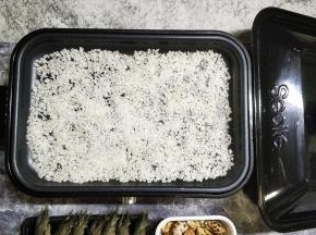 将粗盐摊平，新思特多功能锅温度转1档