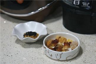 这款养生花茶的备料：雪燕5克，桃胶10克，皂角米3克，银耳3克，桂花适量熟芝麻适量白糖适量