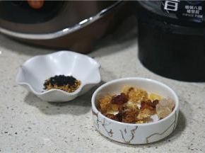 这款养生花茶的备料：雪燕5克，桃胶10克，皂角米3克，银耳3克，桂花适量熟芝麻适量白糖适量