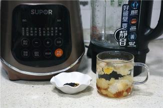 提前将食材泡发，食材看得到的干净，泡发三小时我就挑一下。