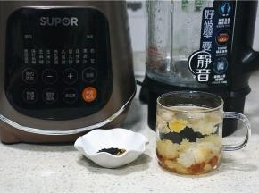 提前将食材泡发，食材看得到的干净，泡发三小时我就挑一下。