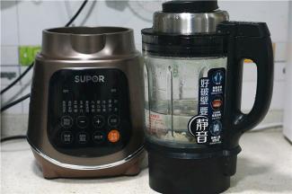 然后就将食材入破壁机里，并加入1000左右的清水。