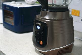 然后将杯子坐回主机上，选定好养生煮模式，并预约好自己想要的时间。这样子一边二次泡发二边等预约好的时间来烹饪。