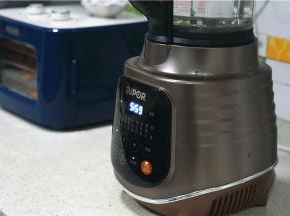 然后将杯子坐回主机上，选定好养生煮模式，并预约好自己想要的时间。这样子一边二次泡发二边等预约好的时间来烹饪。