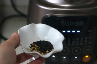 煮好之后加入熟芝麻，桂花，及白糖调味。