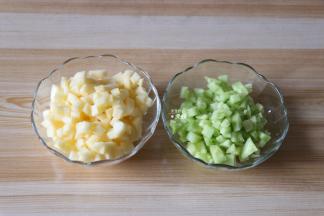 将黄瓜、苹果洗净去皮再分别切成小丁；