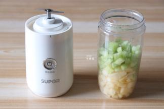 各取一半的黄瓜和苹果装入榨汁机的搅拌杯里；