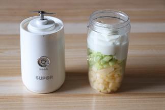 倒入原味酸奶；