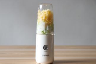 安装好榨汁机（将榨汁机底座倒立装在搅拌杯上，拧紧至对位点）；