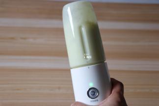 榨汁机开始工作，左右摇晃几下，便于搅拌刀易搅打到苹果和黄瓜；