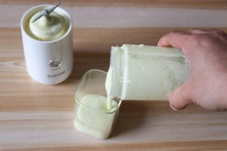 榨好后将机器倒置，拧开搅拌杯倒出果汁即可；