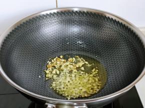起油锅，加入蒜蓉炒香。