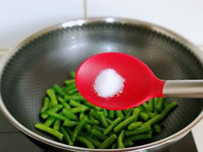 按个人口味加入盐。