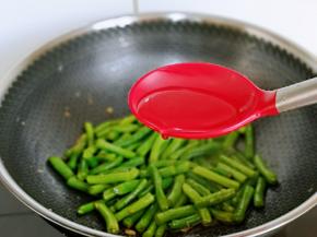 再加入汤勺纯净水，小火将刀豆烧熟。