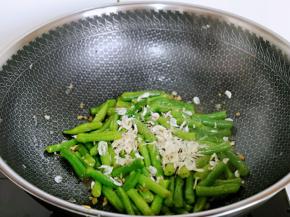 再加入虾皮，快速翻炒1分钟关火出锅。