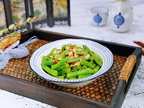 点缀了几段红辣椒。