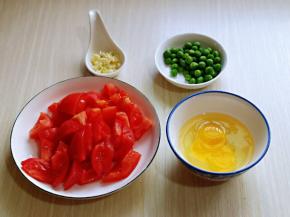 番茄洗干净去根切小块，鸡蛋磕碗里打散。