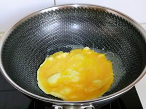 起油锅，倒入打散的蛋液，小火煎蛋，待蛋液凝固后再铲小块，盛出备用。