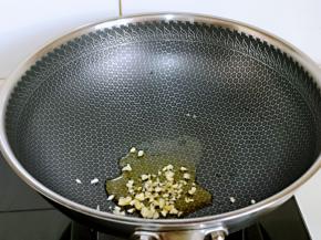 另起油锅，加入蒜炒香。