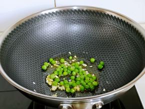 倒入豌豆小火煸炒2分钟，