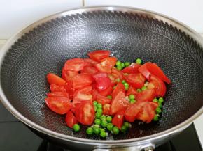 再加入切好的番茄块翻炒。