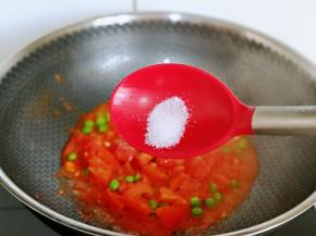 按个人口味加入盐，小火慢炒2分钟。