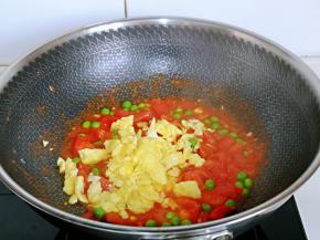 再加入煎好的蛋，快速翻炒均匀，关火出锅。