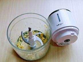 大蒜去皮，放入绞肉机中，绞成蒜蓉。