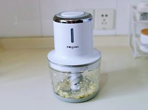 大蒜去皮放入绞肉机中，搅碎。
