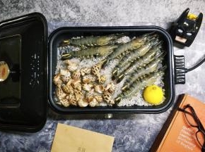 粗盐加热后放入花螺、大虾