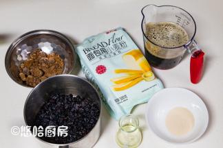 准备要用的所有材料，黑加仑干用清水略作冲洗，沥水后用朗姆酒浸泡入味，没有朗姆酒的可以省略此步骤，酵母可以用耐高糖的（5克），偏巧我做的时候没酵母了，用了耐低糖的酵母。