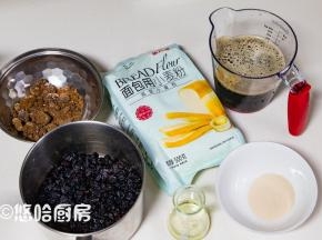 准备要用的所有材料，黑加仑干用清水略作冲洗，沥水后用朗姆酒浸泡入味，没有朗姆酒的可以省略此步骤，酵母可以用耐高糖的（5克），偏巧我做的时候没酵母了，用了耐低糖的酵母。