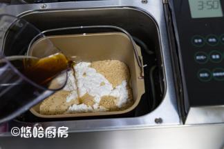 酵母用50克温水溶解开，倒入面包机桶中，依次放入红糖、植物油、面粉，盐等会再放，倒入黑啤酒。喜欢用黄油做面包，黄油可以随着材料全部放入，也可以等面团稍微揉光滑的时候再放。