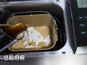 酵母用50克温水溶解开，倒入面包机桶中，依次放入红糖、植物油、面粉，盐等会再放，倒入黑啤酒。喜欢用黄油做面包，黄油可以随着材料全部放入，也可以等面团稍微揉光滑的时候再放。