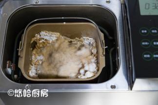 开动面包机的和面功能，一个程序下来30分钟，看到面粉成团后放盐，余下的面包机自动运行，比用厨师机省心。厨师机打面要经常查看，普通的厨师机打面效果不如面包机。我这款面包机用了好几年，换了一个面包机桶。