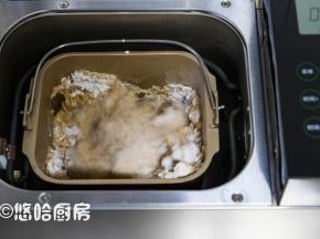 开动面包机的和面功能，一个程序下来30分钟，看到面粉成团后放盐，余下的面包机自动运行，比用厨师机省心。厨师机打面要经常查看，普通的厨师机打面效果不如面包机。我这款面包机用了好几年，换了一个面包机桶。