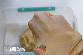 30分钟后打好的面团拉开看看，面膜效果不错。